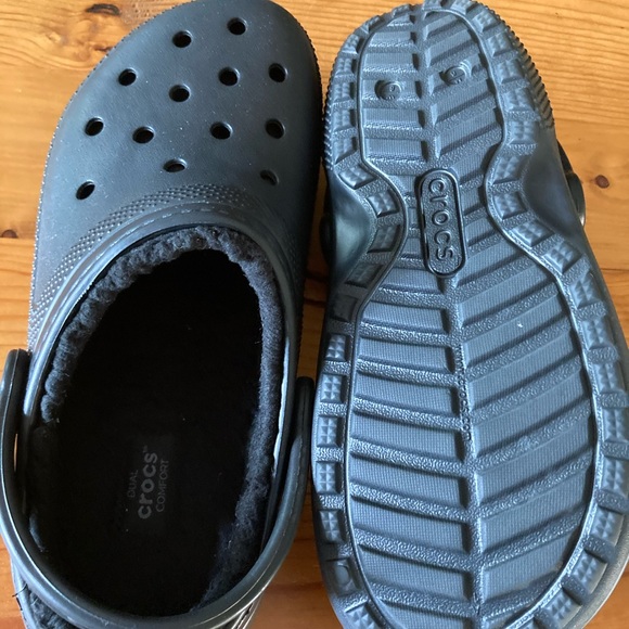 Crocs unisex, Men’s-6, Women’s-8.  Black/lined. - Picture 1 of 6